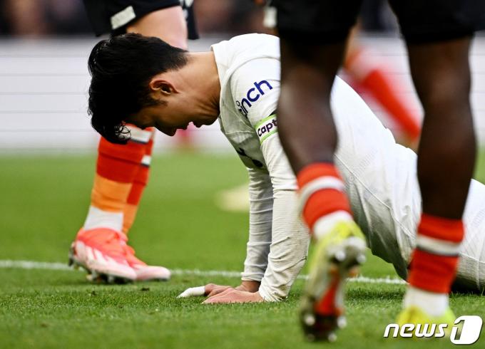 [사진] 루턴 전서 득점 실패 아쉬워하며 일어 나는 손흥민