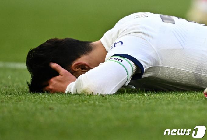 [사진] 루턴 전 득점 실패 아쉬워 그라운드 엎드린 손흥민