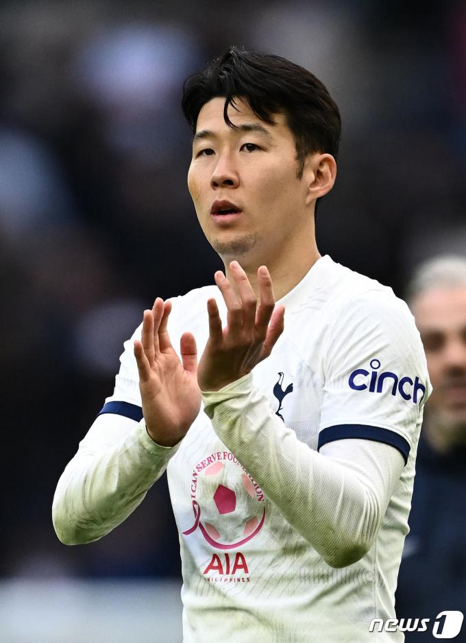 [사진] EPL 루턴 타운과 경기 승리한 뒤 박수 치는 손흥민