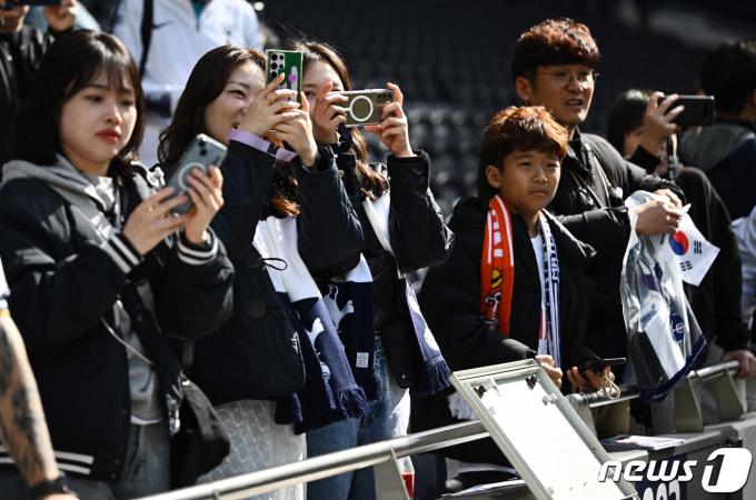 [사진] EPL 루턴 타운과 경기서 손흥민 응원하는 한국 팬들