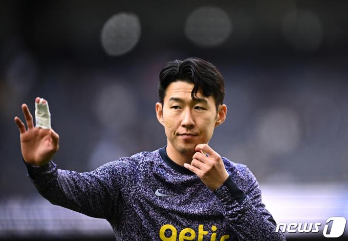 [사진] 손가락 붕대 맨 채 루턴 전 앞서 워밍업하는 손흥민
