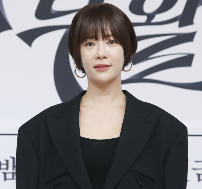 배우 황정음이 지난 27일 오후 서울 목동 SBS 사옥에서 열린 새 금토 드라마 '7인의 부활' 제작발표회에서 포즈를 취하고 있다. /사진=뉴스1