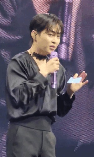팬미팅 현장에서 팬들에게 로또 예상 번호를 불러주고 있는 시우민, X(엑스, 옛 트위터) 갈무리