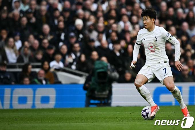 [사진] EPL 루턴 타운과 경기 중 드리블하는 토트넘 손흥민