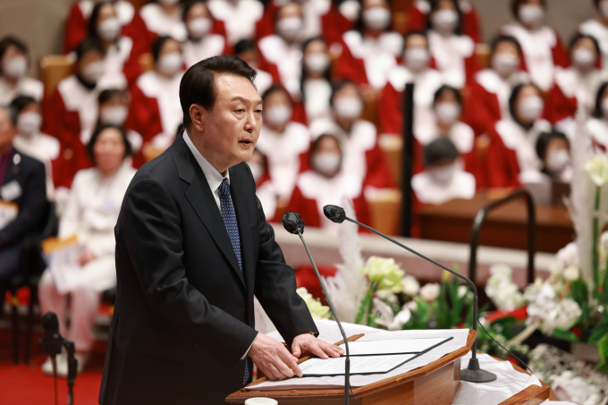윤석열 대통령이 지난해 4월9일 서울 중구 영락교회에서 열린 2023 한국교회 부활절 연합예배에 참석해 축하인사를 하고 있다. / 사진=대통령실