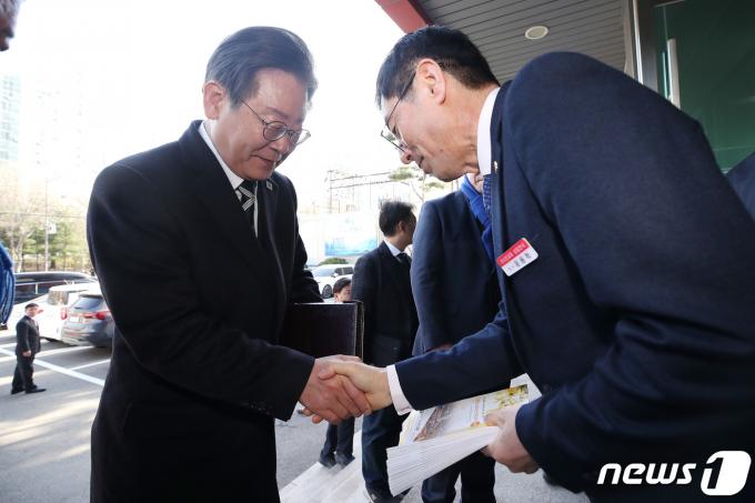 [사진] 부활절 예배 참석하는 이재명