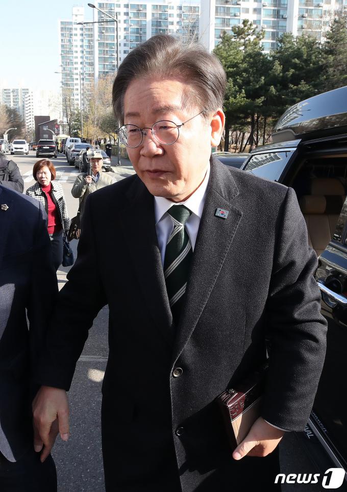 [사진] 부활절 맞아 예배 참석하는 이재명 대표