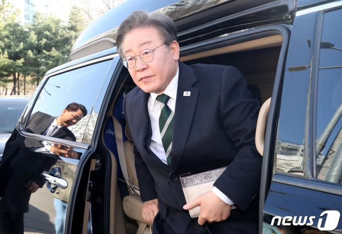 [사진] 부활절 예배 참석하는 이재명 대표