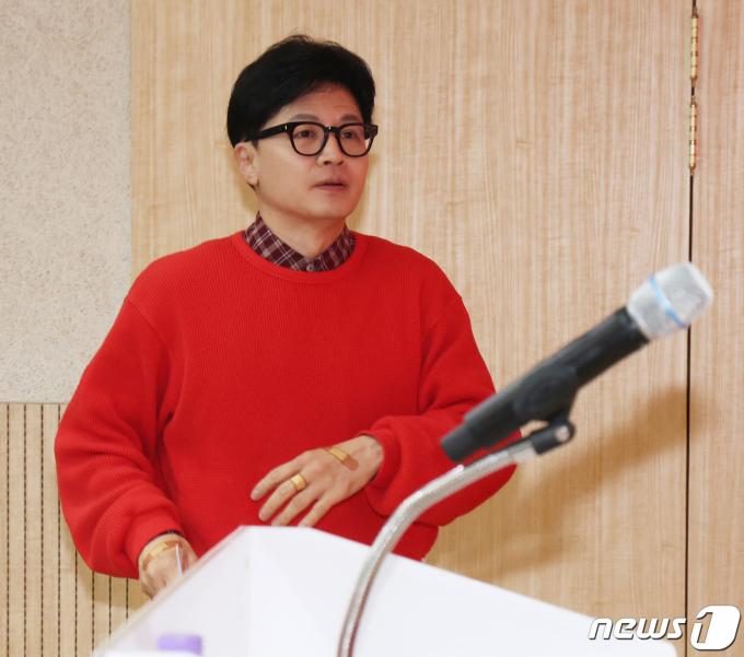 [사진] 기자회견장 들어서는 한동훈