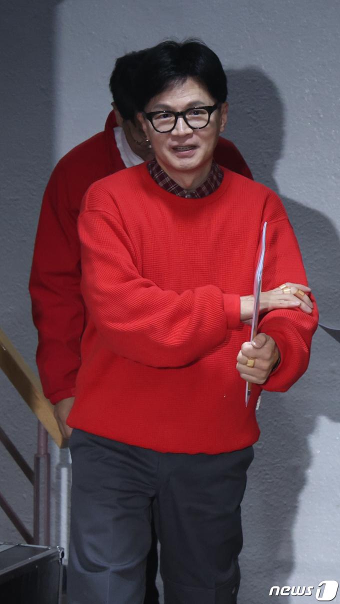 [사진] 기자회견장 들어서는 한동훈