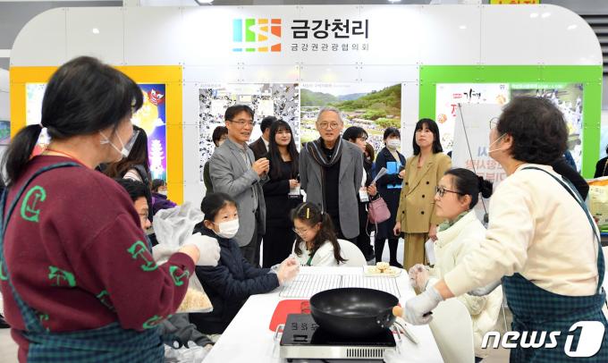 [사진] 내나라 여행박람회 찾은 유인촌 장관