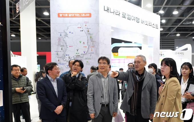 [사진] 내나라 여행박람회 찾은 유인촌 장관
