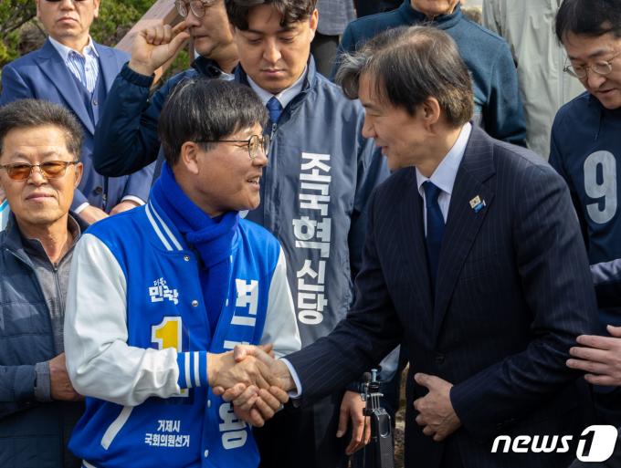 [사진] 변광용 후보와 악수하는 조국 대표