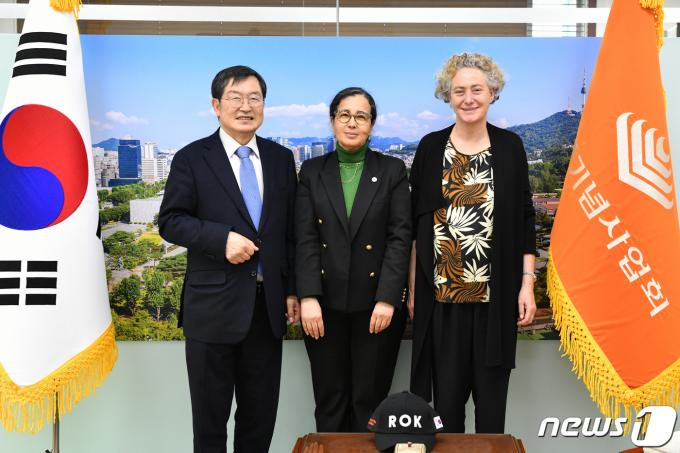 [사진] 자밀라 함마미 ICRC 한국사무소 대표, 전쟁기념관 방문