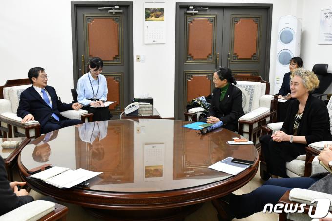 [사진] 자밀라 함마미 ICRC 한국사무소 대표, 전쟁기념관 방문