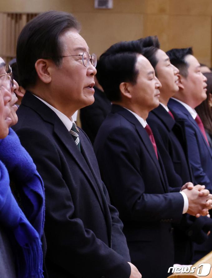 [사진] 부활절 예배 나란히 참석한 이재명·원희룡