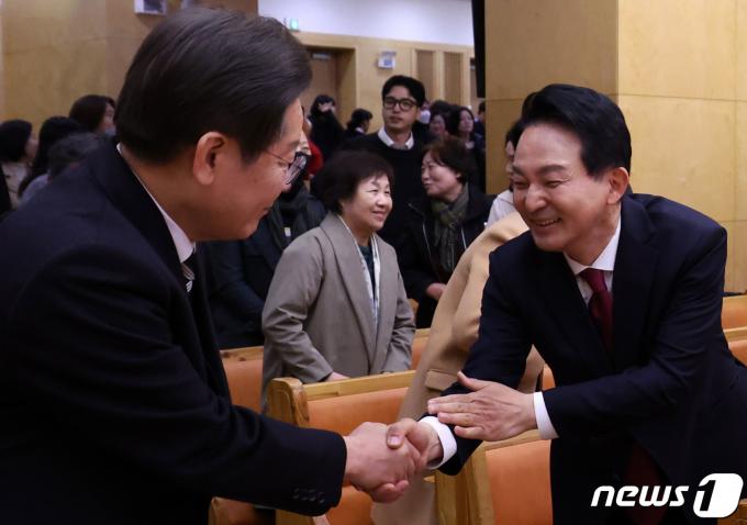 [사진] 인사 나누는 이재명·원희룡