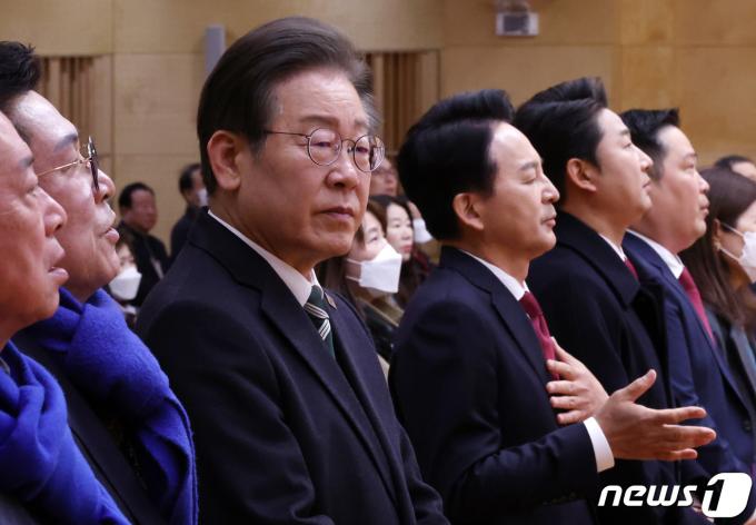 [사진] 나란히 부활절 예배 찾은 이재명·원희룡