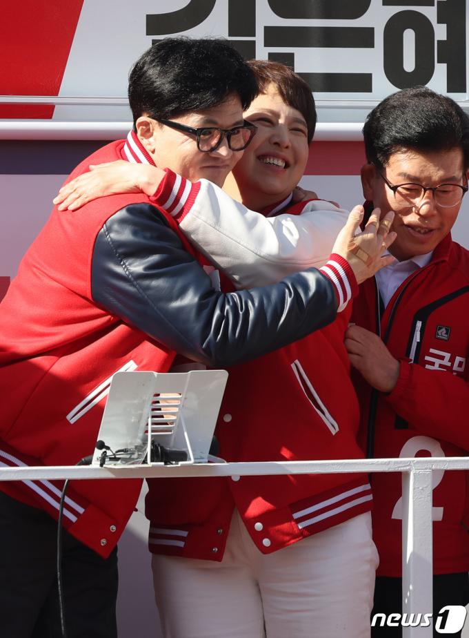 [사진] 김은혜 후보 포옹하는 한동훈 위원장