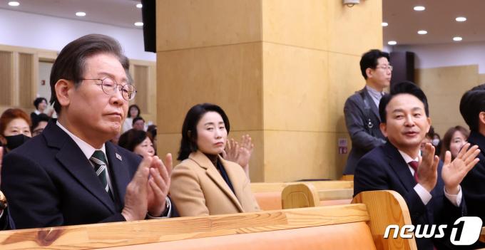 [사진] 손뼉치는 이재명·원희룡