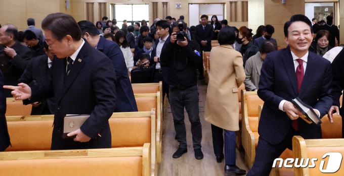 [사진] 부활절 예배 나란히 참석한 이재명·원희룡