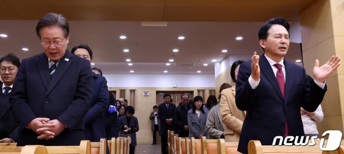 [사진] 부활절 예배 드리는 이재명·원희룡