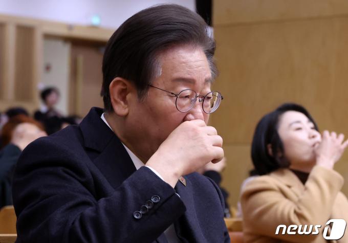 [사진] 부활절 예배 참석한 이재명