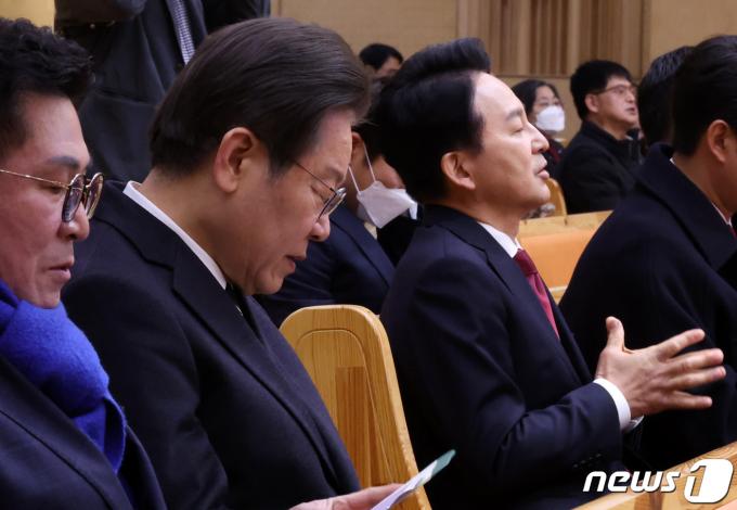 제22대 총선 인천 계양을에 출마한 이재명 더불어민주당 대표와 원희룡 국민의힘 계양을 후보가 31일 오전 인천 계양구 가나안교회에서 열린 부활절 예배에 참석하고 있다. 2024.03.31. ⓒ News1 임세영 기자