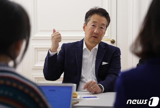 대표적인 한반도 전문가인 빅터 차 미국 전략국제문제연구소(CSIS) 석좌와 라몬 파체코 파르도 영국 킹스칼리지 런던대 교수가 18일 오후(현지시간) 프랑스 파리 주프랑스 한국문화원에서 한국 특파원들과 간담회를 하고 있다. 2023.3.19/뉴스1 ⓒ News1 이준성 기자