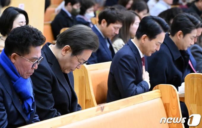 [사진] 부활절 기도하는 이재명·원희룡