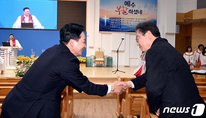 [사진] 이재명·원희룡, 부활절 악수