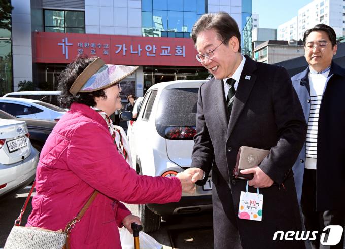 [사진] 부활절 교회 찾은 이재명 대표