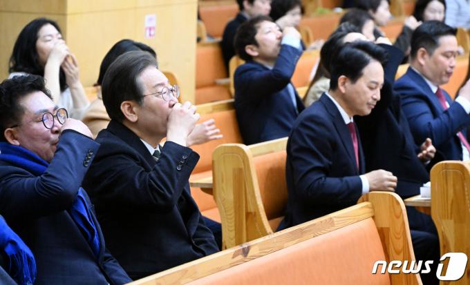 [사진] 성찬식 하는 이재명·원희룡