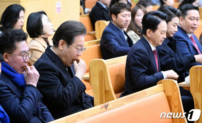 [사진] 부활절 예배 나란히 참석한 이재명·원희룡