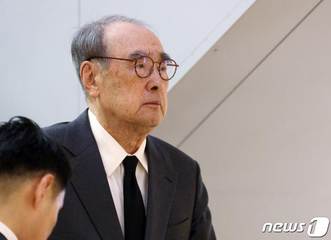[사진] 고 조석래 명예회장 빈소 찾은 이홍구 전 총리