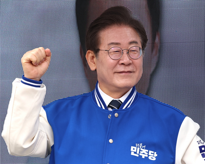 이재명 더불어민주당 대표 겸 상임공동선거대책위원장(오른쪽)이 30일 오전 서울 송파구 석촌호수 인근에서 송기호(송파을) 후보 지원유세를 하고 있다. / 사진=뉴스1 