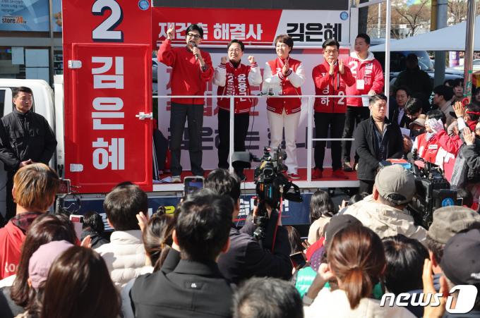 한동훈 국민의힘 총괄선거대책위원장이 31일 경기 성남시 분당구 오리역광장에서 김은혜(성남분당을), 윤용근(성남중원), 장영하(성남수정) 후보의 지원 유세를 하고 있다. 2024.3.31/뉴스1 ⓒ News1 송원영 기자