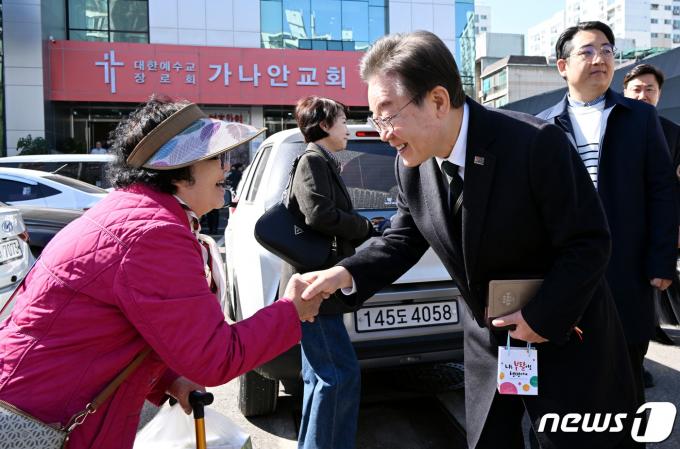 제22대 총선 인천 계양을에 출마한 이재명 더불어민주당 대표가 31일 인천 계양구 가나안교회에서 부활절 예배를 마친 뒤 교인과 인사하고 있다. (공동취재) 2024.3.31/뉴스1 ⓒ News1 임세영 기자