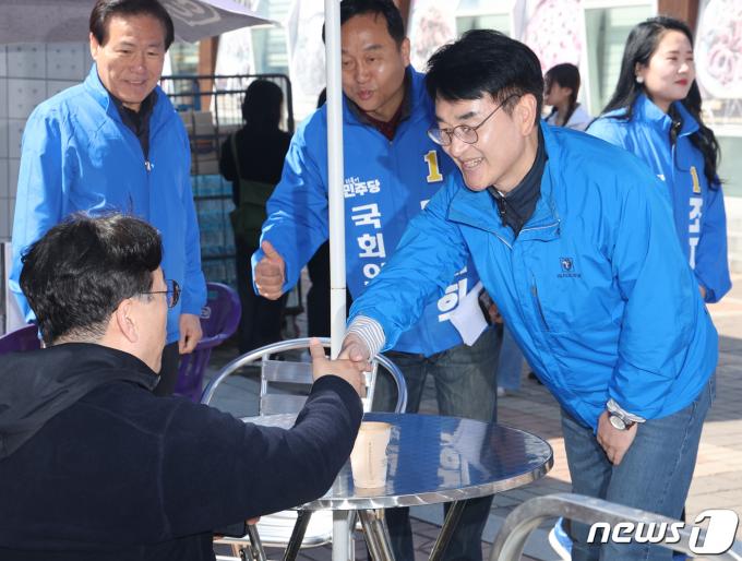 [사진] 시민들 만나는 박용진 의원