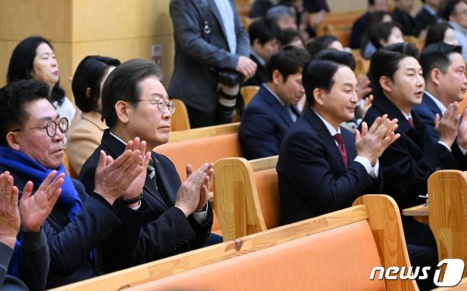 [사진] 부활절 예배 드리는 이재명·원희룡