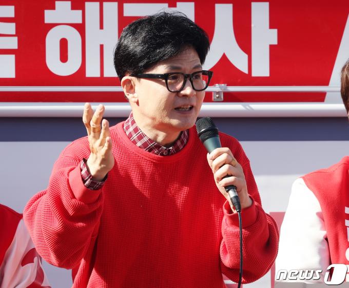 한동훈 국민의힘 총괄선거대책위원장이 31일 경기 성남시 분당구 오리역광장에서 김은혜(성남분당을), 윤용근(성남중원), 장영하(성남수정) 후보의 지원 유세를 하고 있다. 2024.3.31/뉴스1 ⓒ News1 송원영 기자