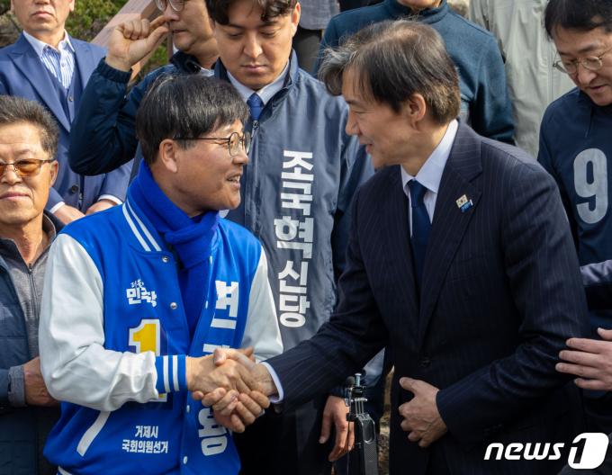 [사진] 변광용 후보와 인사 나누는 조국 대표