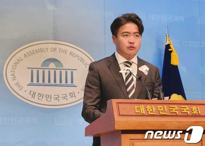 [사진] 긴급 기자회견 갖는 오영환 총괄선대위원장