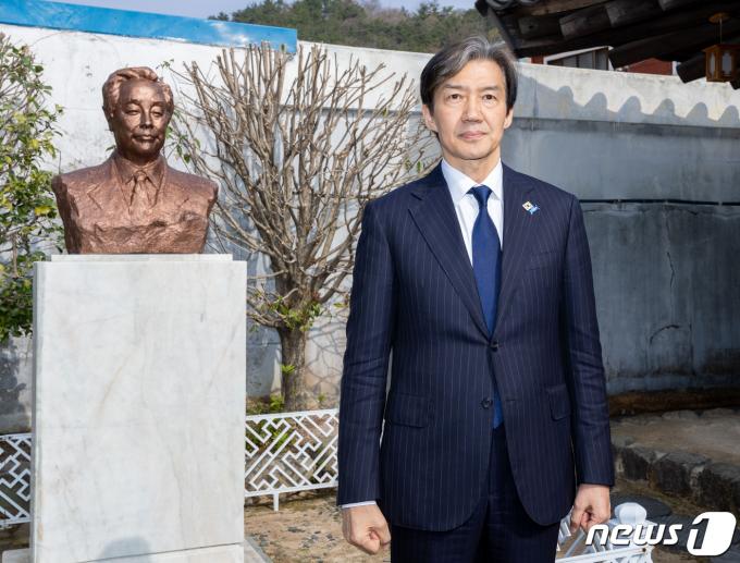 [사진] 김영삼 전 대통령 생가 찾은 조국 대표