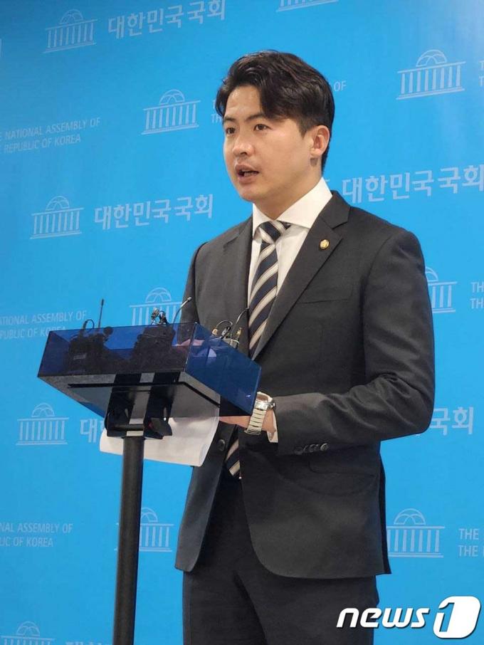 [사진] 긴급 기자회견하는 오영환 총괄선대위원장
