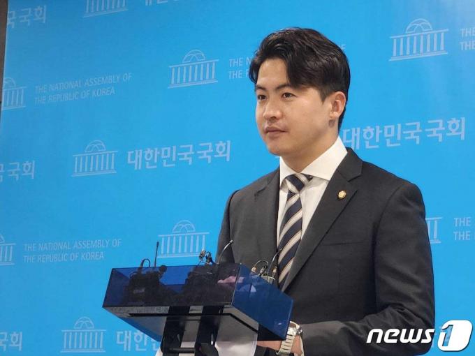 [사진] 긴급 기자회견 나선 오영환 총괄선대위원장
