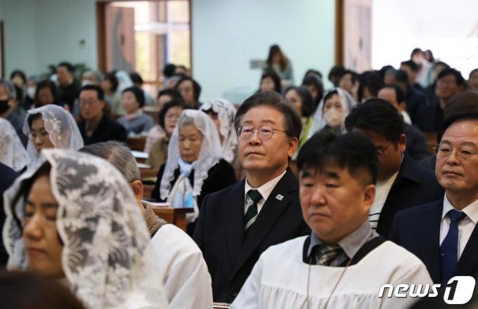 [사진] 부활절 미사 참석한 이재명