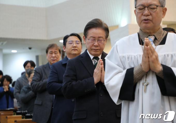 [사진] 부활절 미사 나선 이재명 대표