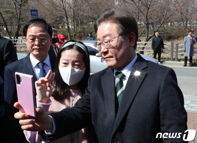 [사진] 셀카 찍는 이재명 대표