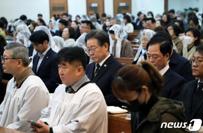 [사진] 부활절 미사 나선 이재명 대표